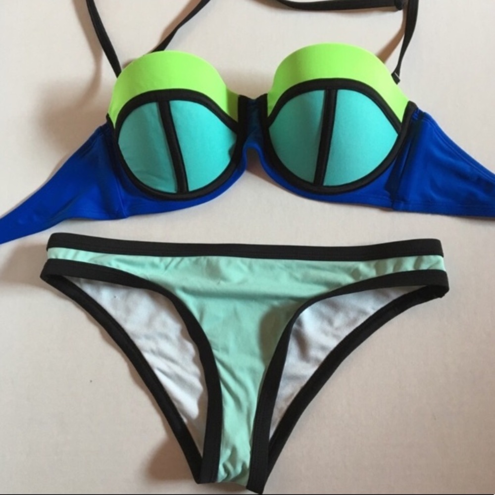 NWOT Urban Outfitters Blue Multi-Toned Bikini - Picture 3 of 3